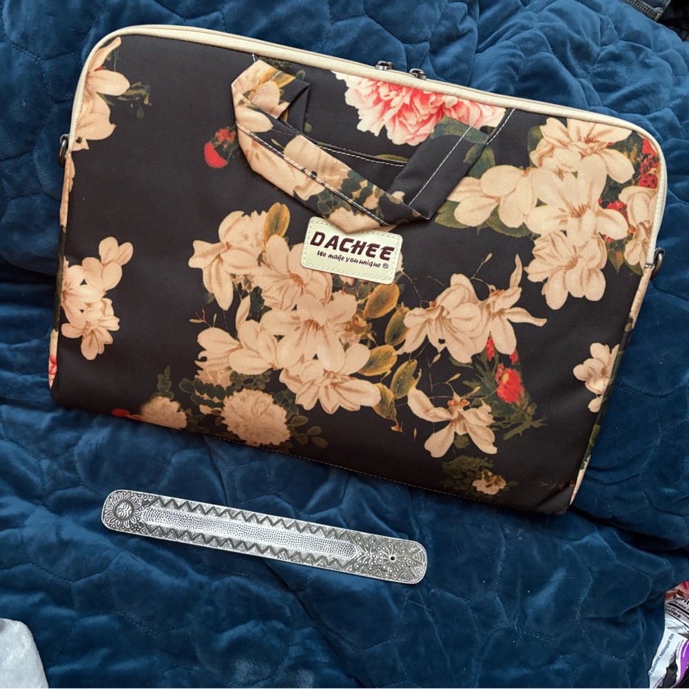 Laptop carrying case